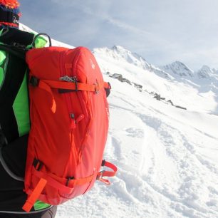 Boční upínací popruhy Lowe Alpine Descent 35 společně s materiálovým poutkem bederáku