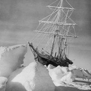 Loď Endurance uvěznily ledové kry ve Weddellově moři.