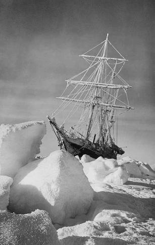Loď Endurance uvěznily ledové kry ve Weddellově moři.