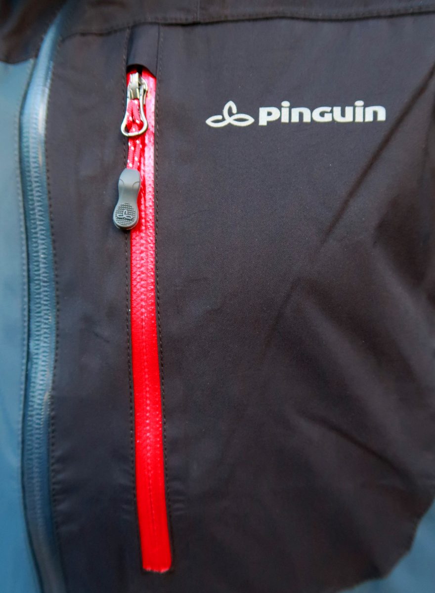 Podlepené švy a zipy spolehlivě chrání bundu Pinguin Signal od vlhka.