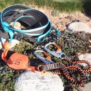 Připojení tlumiče pádu Climbing Technology Top Shell Slider k sedacímu úvazku.