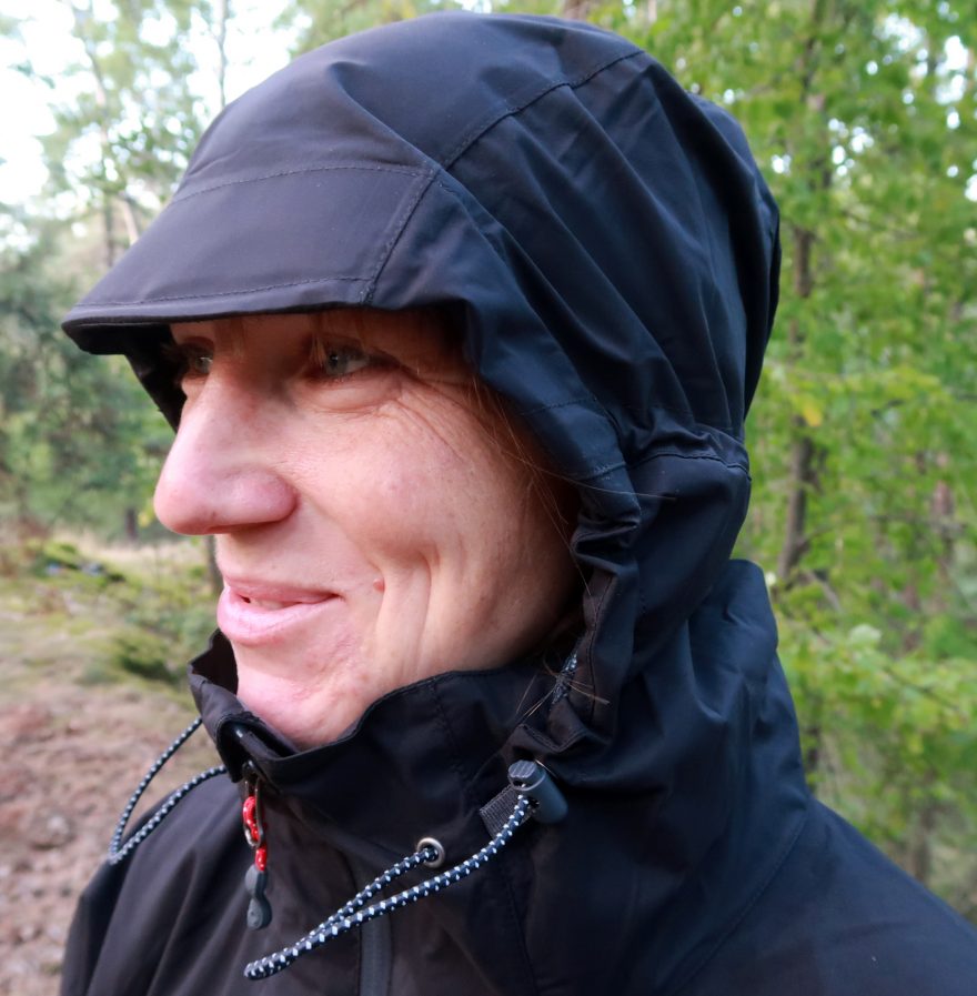 Štítek na kapuci bundy Pinguin Signal brání vodě stéci do obličeje.