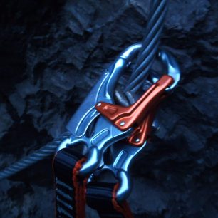 Systém K-Advance Shell v akci, který chrání karabinu proti nadměrnému opotřebení - Climbing Technology Top Shell Slider.