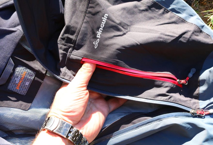 Vnitřek bundy chrání před mechanickým poškozením membrány A.C.D. praktická a lehká síťovina.