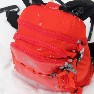 Detail zazipování horní strany batohu Lowe Alpine Descent 35