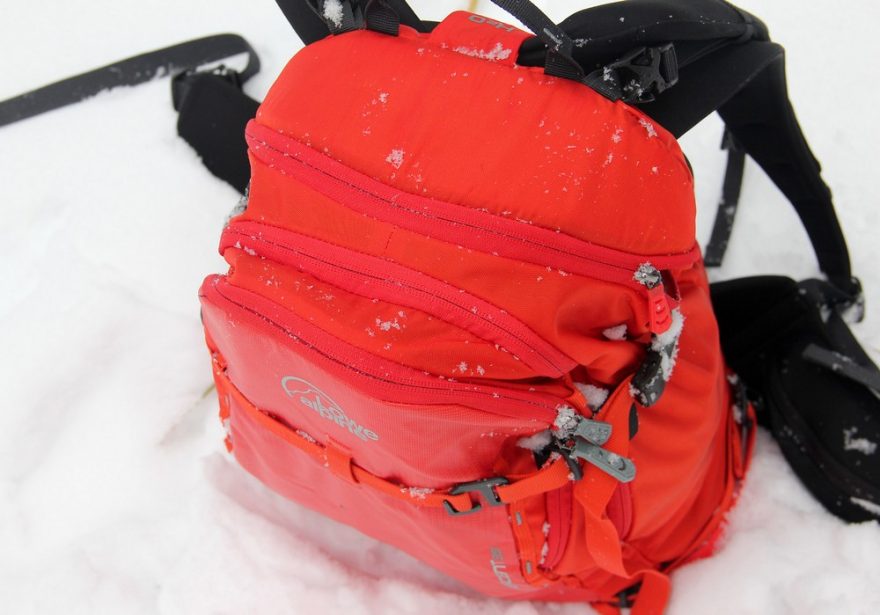 Detail zazipování horní strany batohu Lowe Alpine Descent 35