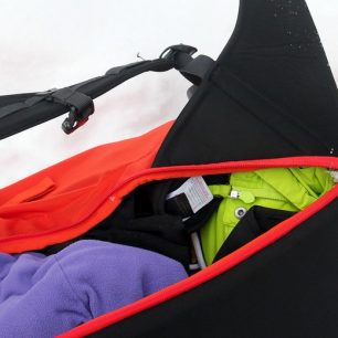 Snadný přístup do hlavní komory batohu Lowe Alpine Descent 35 přes zádový systém