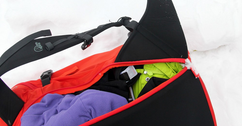 Snadný přístup do hlavní komory batohu Lowe Alpine Descent 35 přes zádový systém