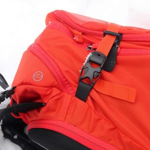 Detail horní přesky s pojistkou u Lowe Alpine Descent 35, kousek nad ní je patrné vyztužení proti poškození hranami