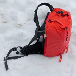 Odolné dno batohu Lowe Alpine Descent 35 s poutkem na uchycení cepínu