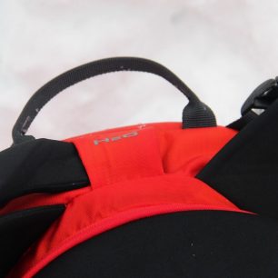 Kryt pro hadici vodního vaku je možné zaměnit mezi levým a pravým ramenem