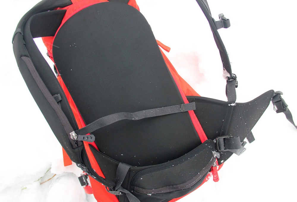 Velmi široký a po obvodu dlouhý bederák Lowe Alpine Descent 35