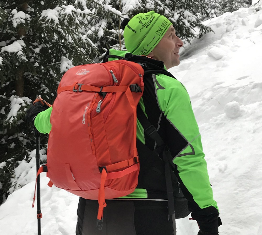 U Lowe Alpine Descent 35 nevadí, že je spodní popruh rozepnutý