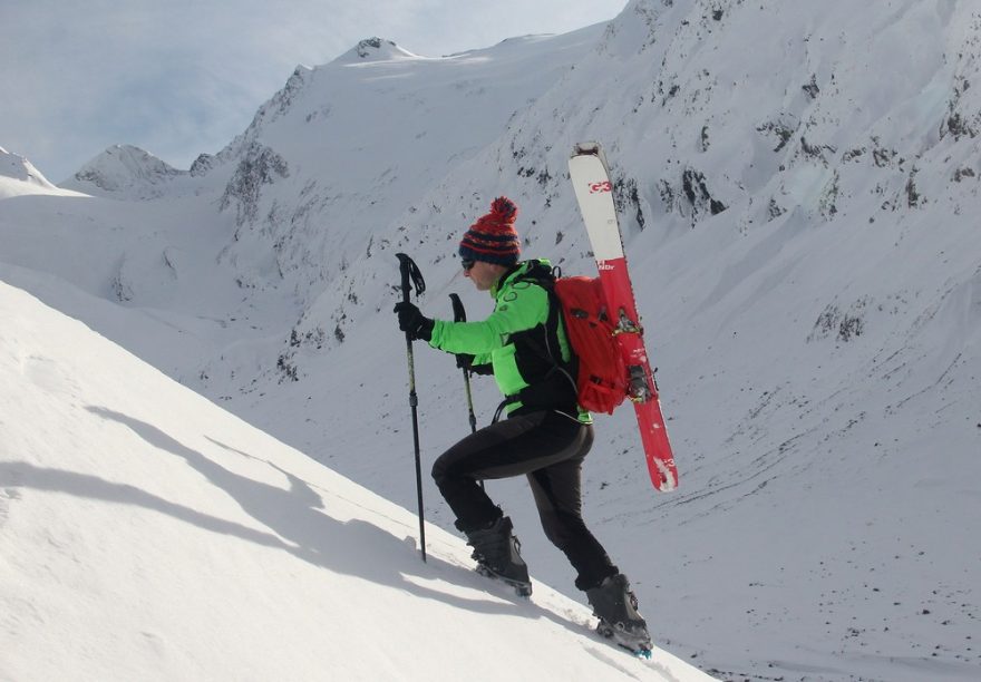 Diagonální nesení lyží na batohu Lowe Alpine Descent 35