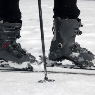 Po průstupu s Marker Alpinist v hlubokém sněhu, pod patami bot se vytvořily sněhové podpatky