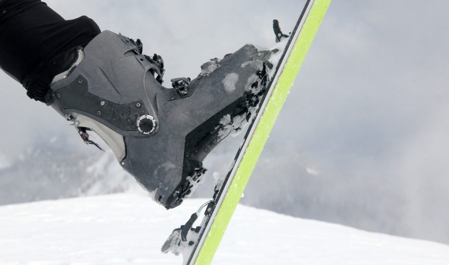 Brzda Marker Alpinist je fixována vysoko nad lyží