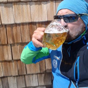 Bunda Direct Alpine Mistral však nenahradí pivo na chatě.