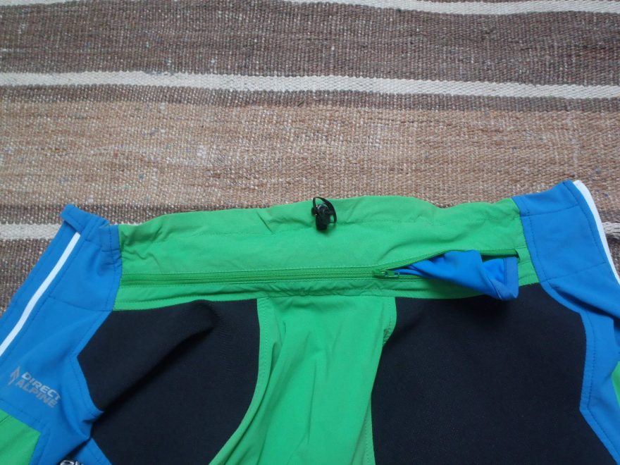 Zastrčená elastická kapuce do límce bundy Direct Alpine Mistral.