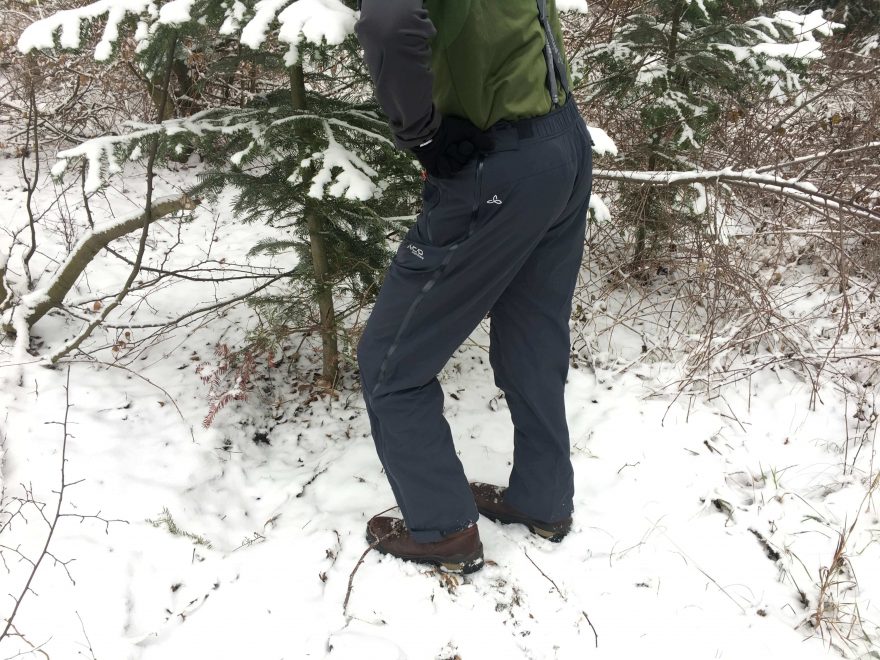Celopropínací kalhoty Pinguin Alpin L při testování na sněhu.