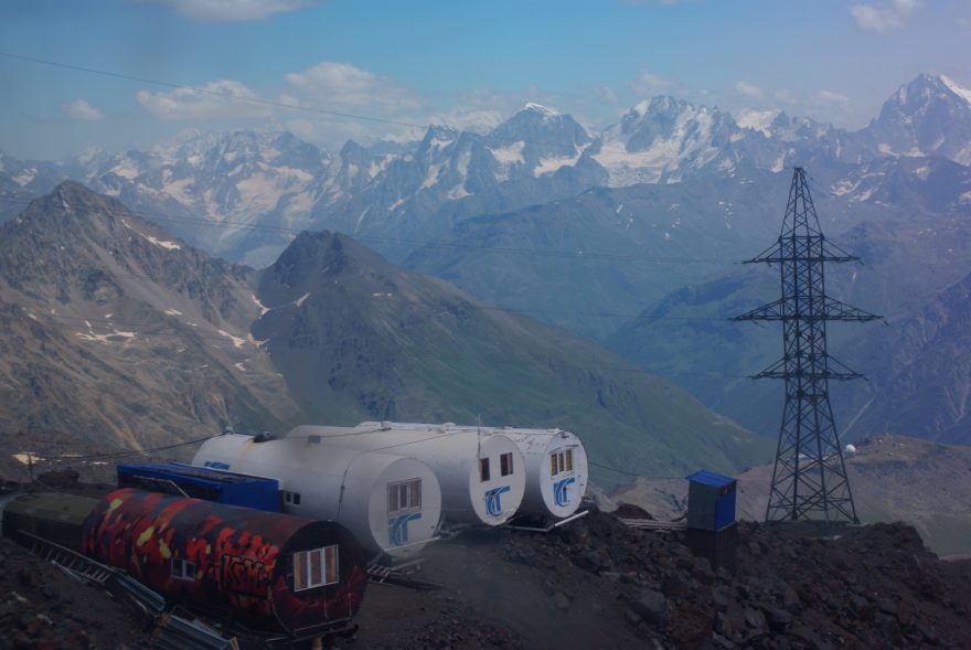 Netradiční ubikace na svazích Elbrusu, Kavkaz.