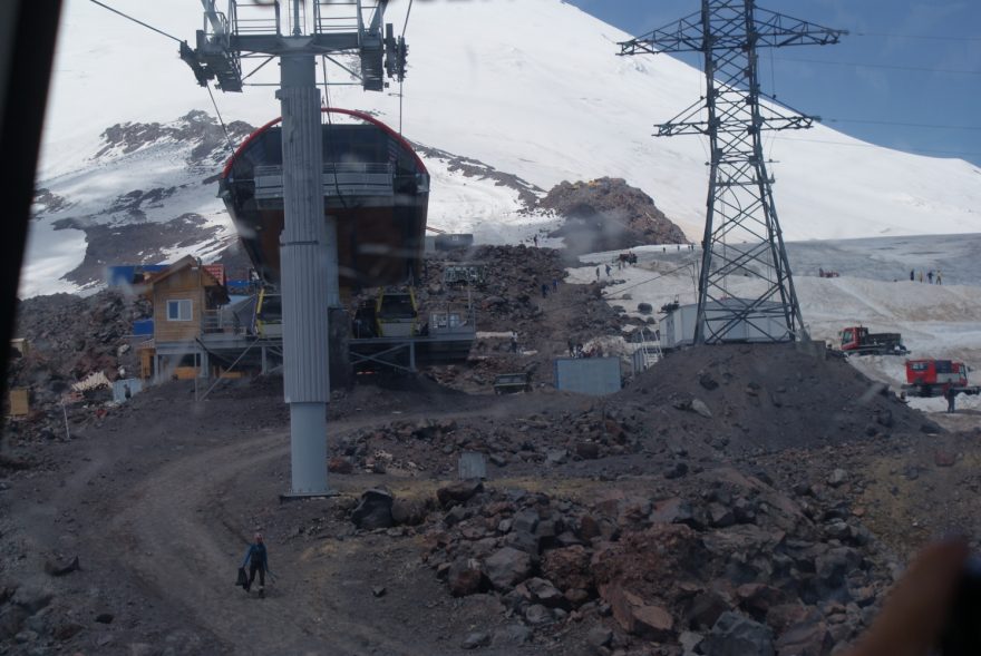 Až do výšky 3800 m, tedy k hranici sněhu, jde dojet lanovkou.