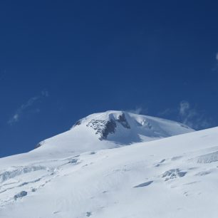 Zasněžený vrchol Elbrusu, nejvyšší hory Kavkazu a Ruska a podle některých i celé Evropy.
