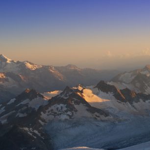 Svítání s výhledy na hřebeny Kavkazu, Elbrus, Rusko.