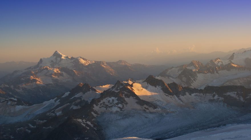 Svítání s výhledy na hřebeny Kavkazu, Elbrus, Rusko.