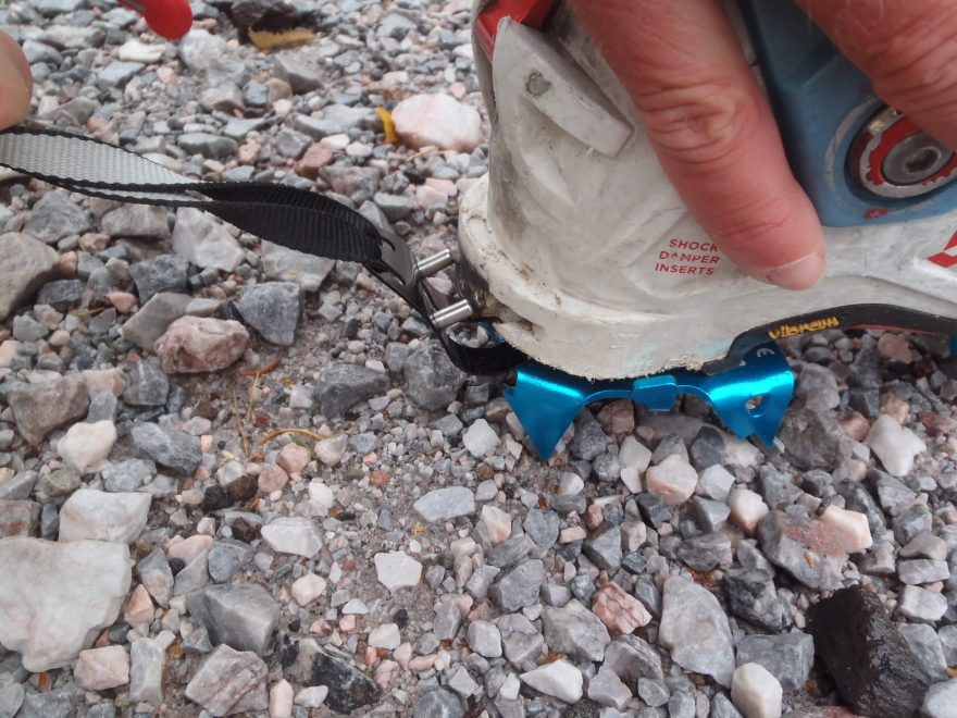 Kolíky maček CAMP Skimo Total Race musí zapadnout do výřezů na patě skialpových bot.