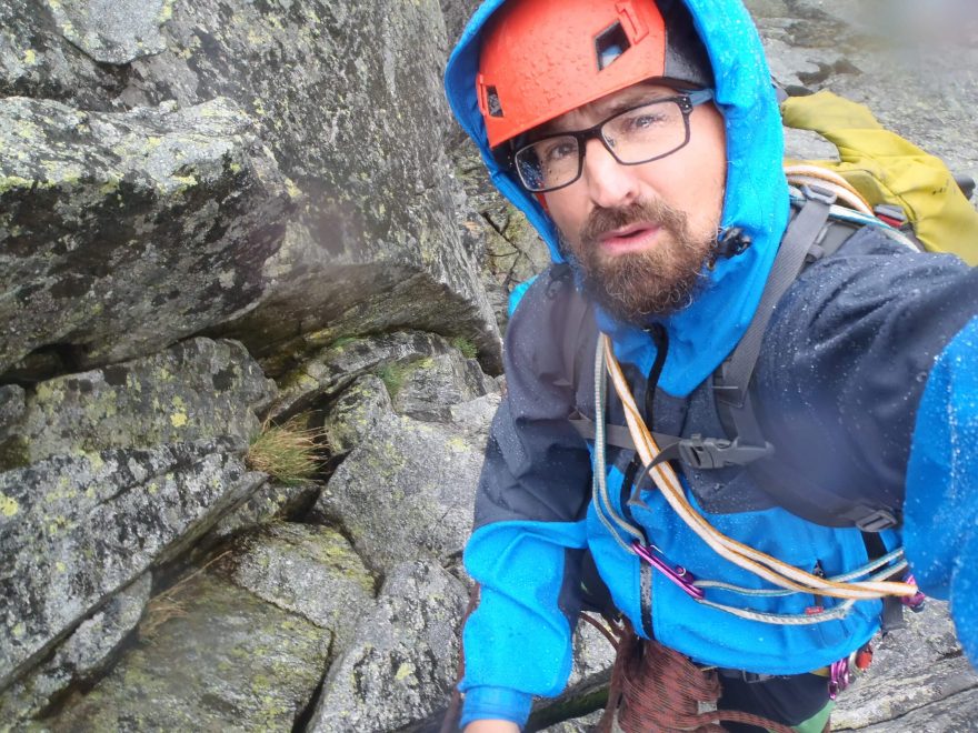 Pro lezení je vhodné, aby bunda neomezovala v pohybu a měla dostatečně dlouhé rukávy a velkou kapuci přes helmu - Faramugo.
