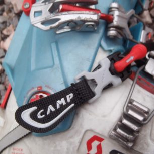 Pro rozepnutí pojistého řemínku maček CAMP stačí zatáhnout za červené táhlo a jde to i v rukavicích.