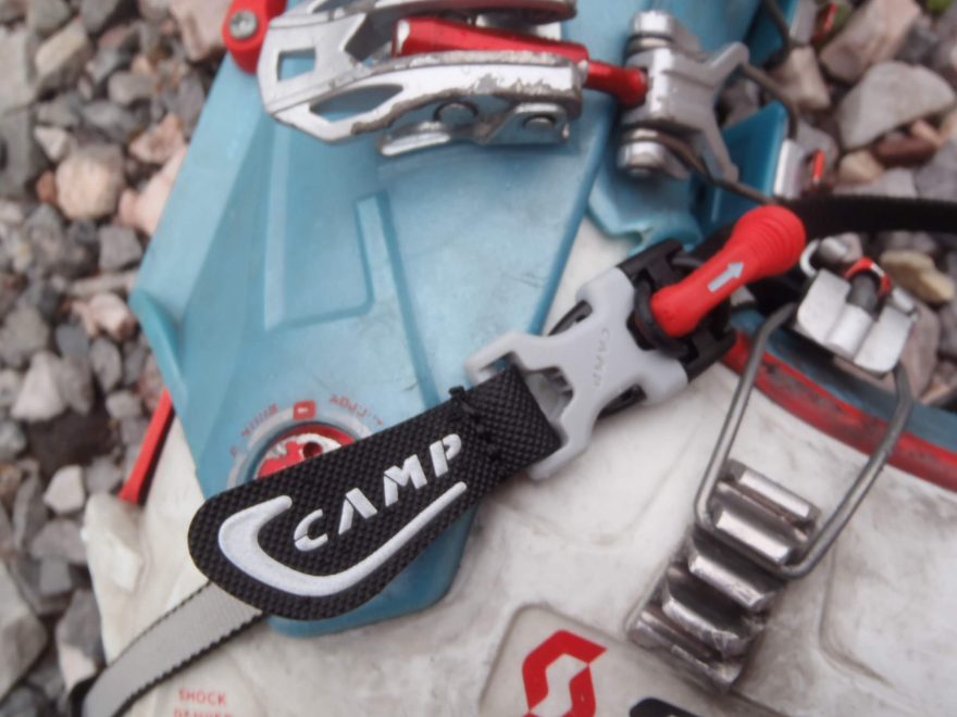 Pro rozepnutí pojistého řemínku maček CAMP stačí zatáhnout za červené táhlo a jde to i v rukavicích.