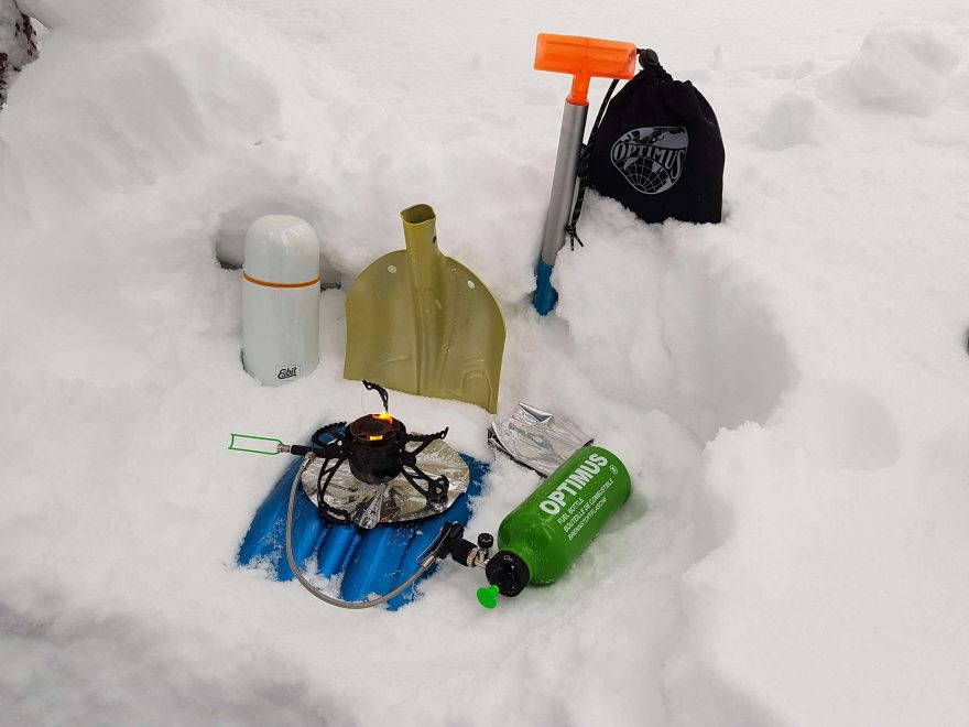 Vařič OPTIMUS Polaris Optifuel připraven na zimní vaření a táboření v Krkonoších.