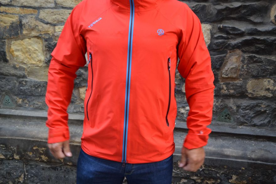 Vysoko umístěné kapsy dovolují přístup do nich i při zapnutém bederáku či sedáku - Ternua.