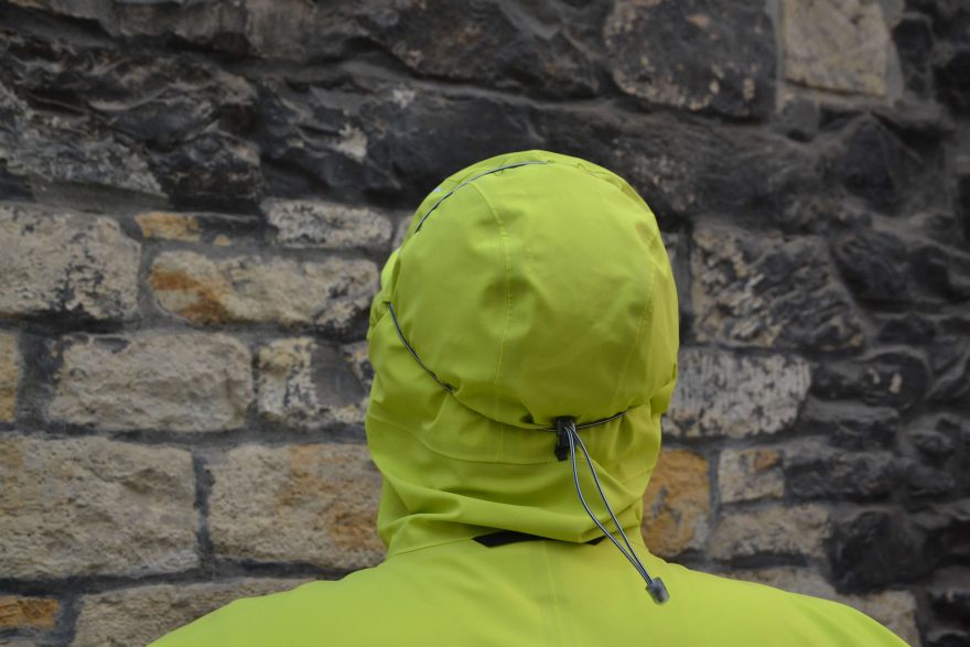 Zajímavé řešení regulace velikosti kapuce - Haglöfs.