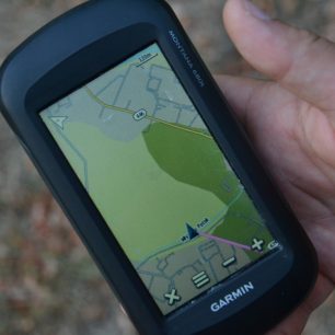 Některé GPS mají podobně jako chytré telefony nahranou mapu.