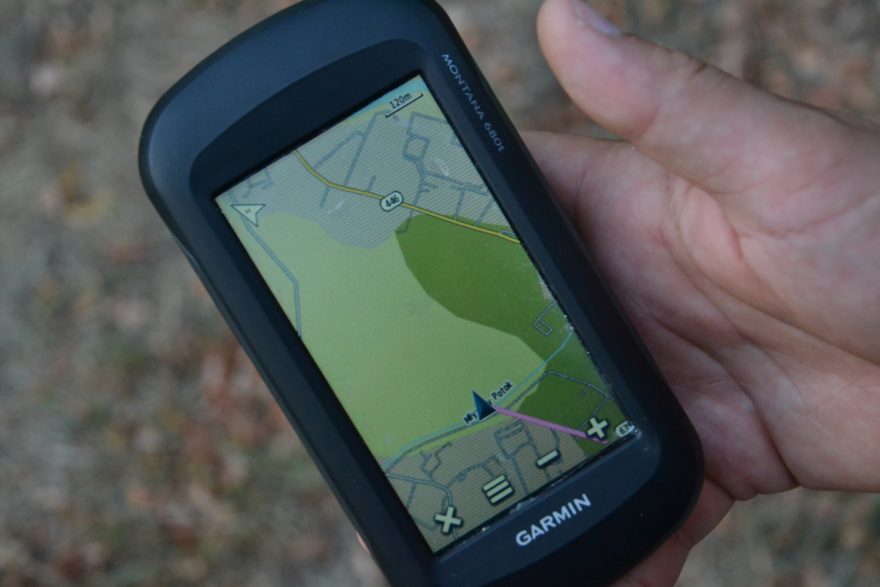 Některé GPS mají podobně jako chytré telefony nahranou mapu.