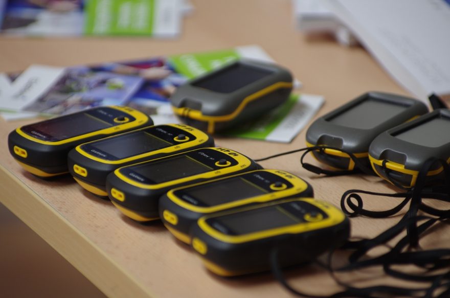 GPS je sice těžší, ale oproti chytrému telefonu jí déle vydrží baterka, displej se lépe čte na slunci a je daleko odolnější.