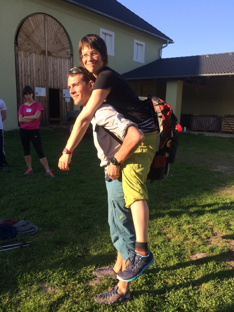 Poměrně pohodlně se dá zraněný transportovat i na delší vzdálenost pomocí batohu.