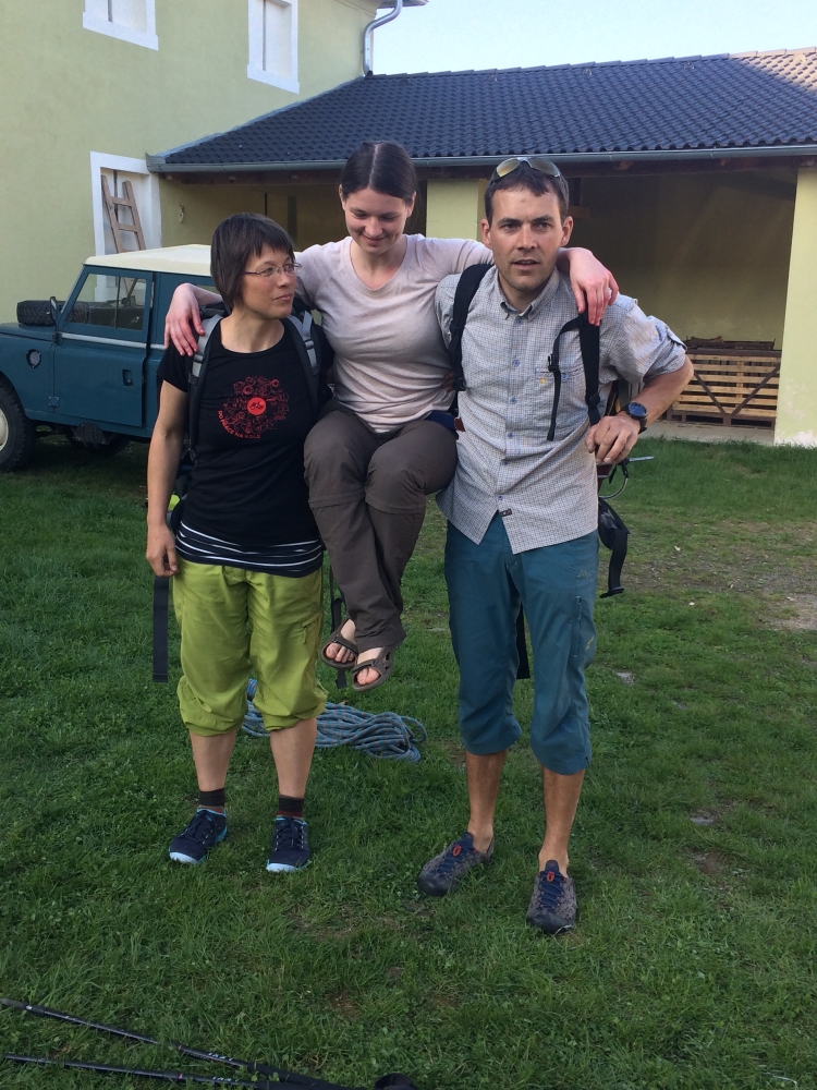 Poměrně pohodlně se dá zraněný nést na hůlkách zasunutých nad bederním pásem dvou batohů.