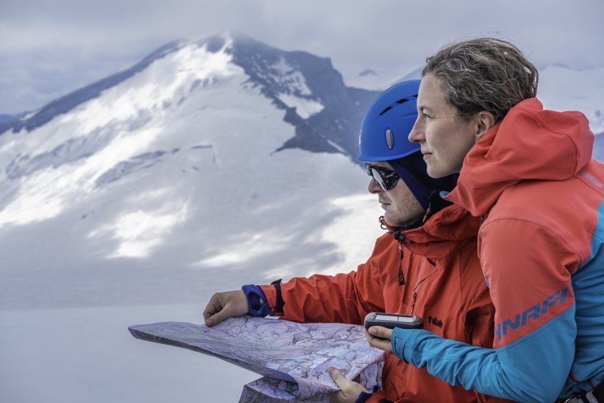 Umění správného čtení z mapy, používání kompasu a znalost své aktuální polohy jsou stále nezbytností a GPS přístroj nenahradí zkušenosti pohybu v horách. 