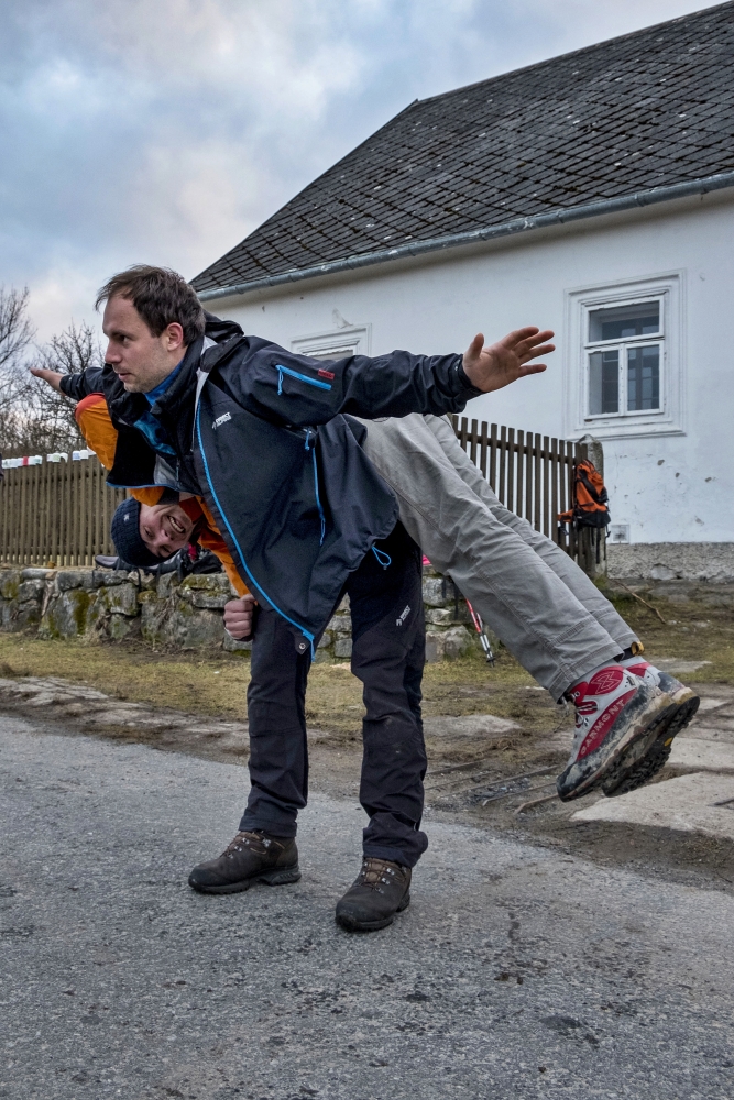 Nošení na bedrech šetří záda zachránce.