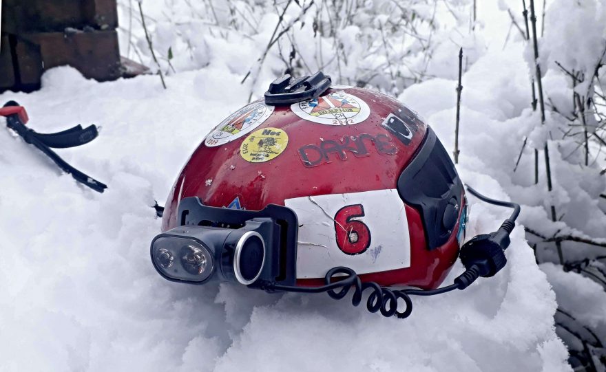 Nalepený držák čelovky Silva Cross Trail 3X  na skialpové helmě.