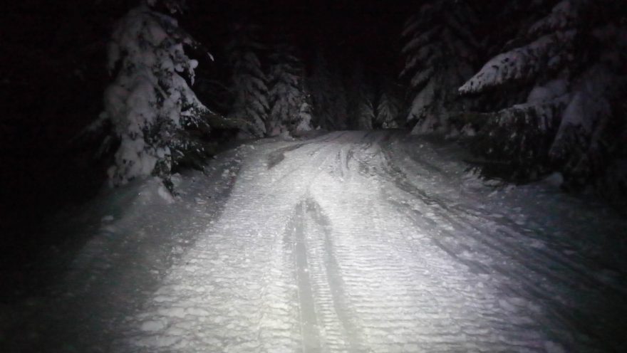 Noční skialpování během výstupu ani sjezdu není s čelovkou Silva Cross Trail 3X problém.