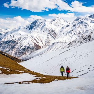 Ryan a Ryno stoupají k průsmyku Nara La (4580 m) po prastaré stezce obchodníků se solí na severozápadě Nepálu.