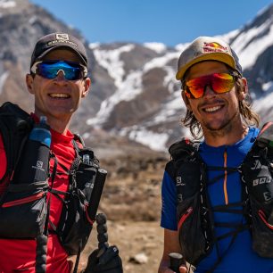 Ryan Sandes a Ryno Griesel (vlevo) nechávají za sebou region Dolpa a míří do sedla Thorong La (5416 m).