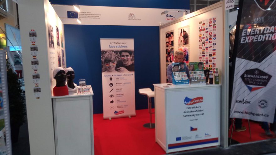 ART FOR FANS nabízí a vyrábí samolepky na tváře pro fanoušky.