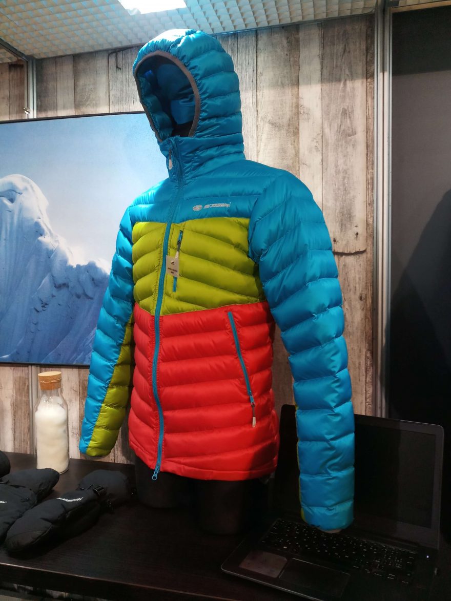 Přepracovaná a barevná péřovka SIR JOSEPH Apris II Hooded.