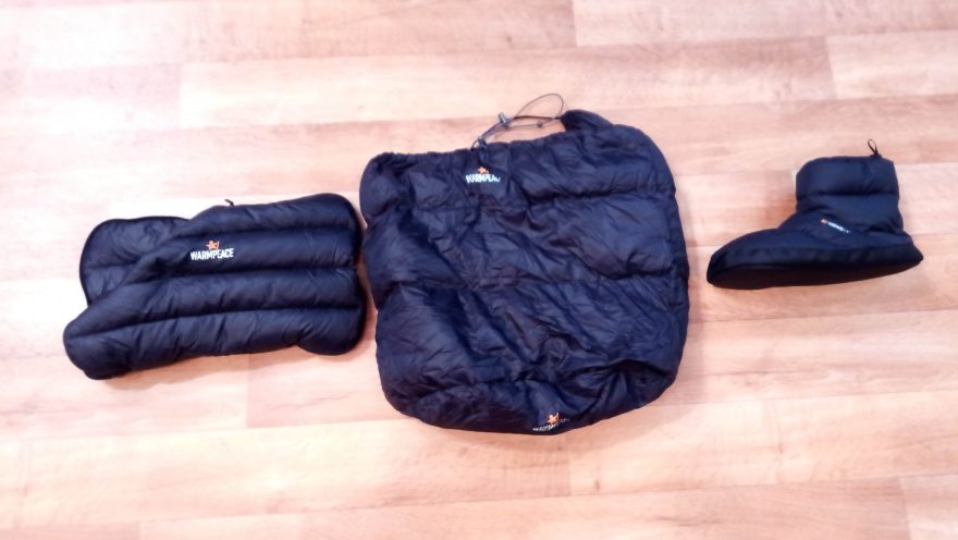 WARMPEACE péřový polštář, extra zateplení do noh spacího pytle a zateplená botička.