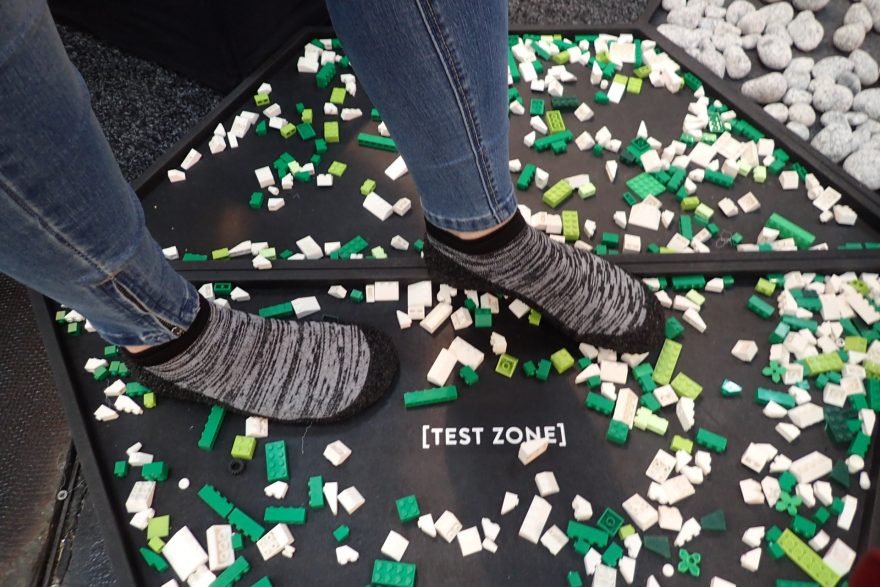 Skinners a jeho testovací zóna z LEGO kostek na veletrhu ISPO 2019.